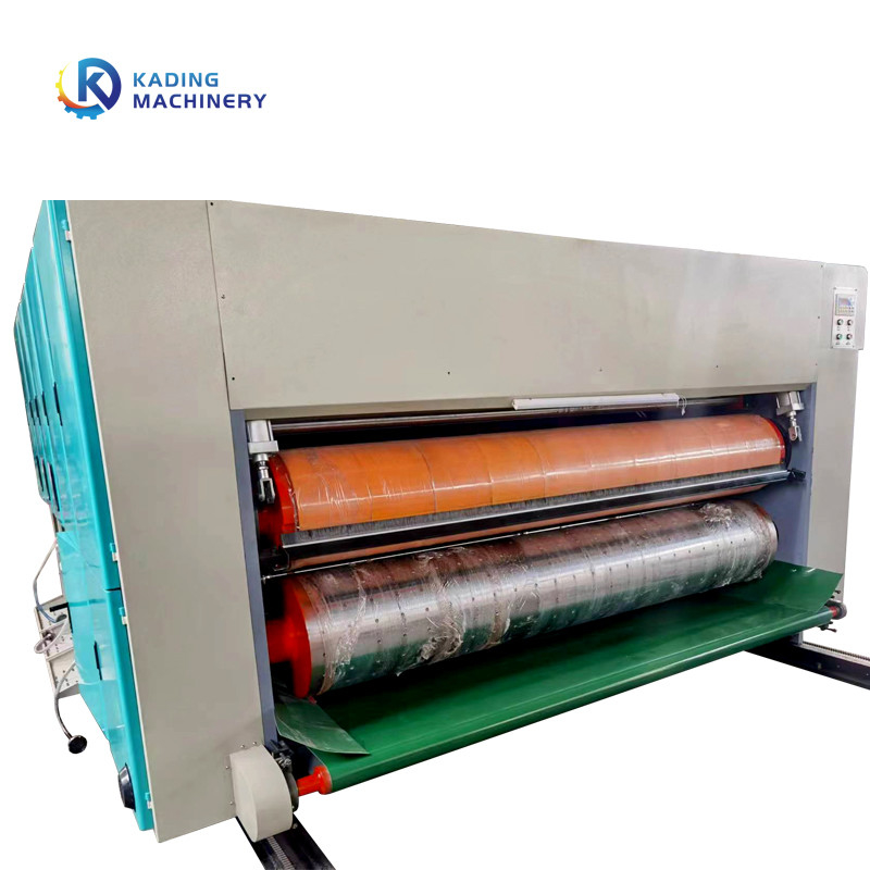 Inteiramente - máquina cortando da caixa funcional da automatização com a arma de pulverizador da remoção de poeira para o corte da placa de papel