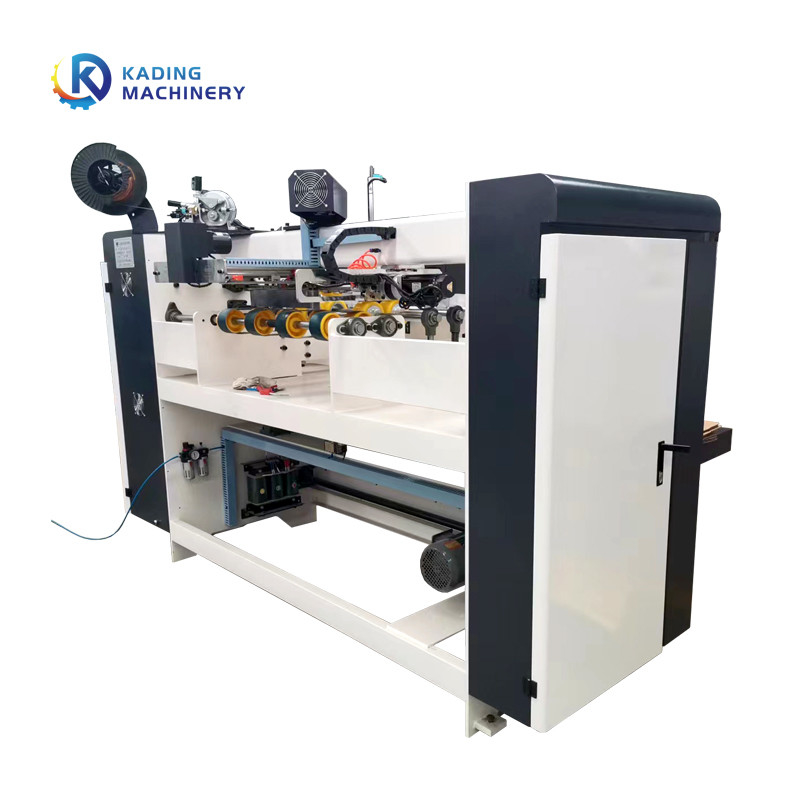 A máquina de costura da única caixa ondulada da parte com PLC automatizou o controle da alimentação manual