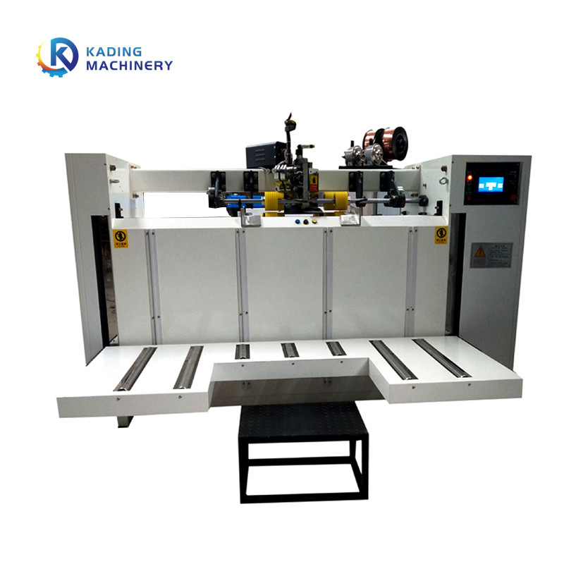 A máquina de costura da única caixa ondulada da parte com PLC automatizou o controle da alimentação manual